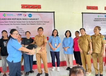 Tim Pengabdian Kepada Masyarakat Poltekkes Kemenkes Manado memberikan bantuan kepada Pemerintah dan petugas kesehatan di Desa Likupang Satu. (foto: istimewa)