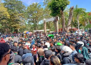 Situasi Demo di depan Gedung DPRD Sulut. (foto: meikel/barta)