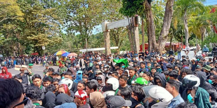 Situasi Demo di depan Gedung DPRD Sulut. (foto: meikel/barta)
