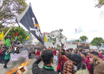 Diwarnai Aksi Bakar Ban, Mahasiswa Gruduk DPRD Kotamobagu Bawa 10 Tuntutan