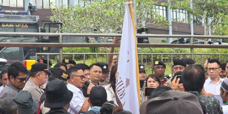 Saat masyarakat melakukan demostrasi di DPRD Sulut. (foto: istimewa)