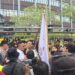 Saat masyarakat melakukan demostrasi di DPRD Sulut. (foto: istimewa)