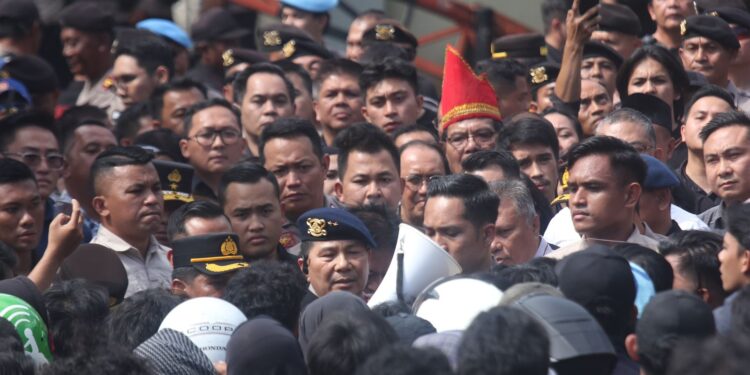 Ketua Komisi I DPRD Sulut, Braien Waworuntu, saat bertemu massa aksi. (foto: istimewa)