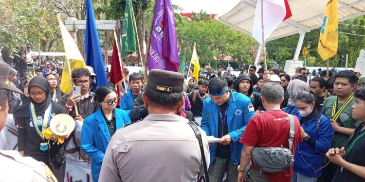 Kondisi Massa Aksi di depan Kantor DPRD Sulut. (foto: meikel/barta)