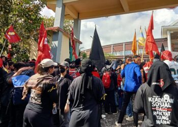 Situasi massa aksi di Gedung DPRD Provinsi Sulut. (foto: meikel/barta)