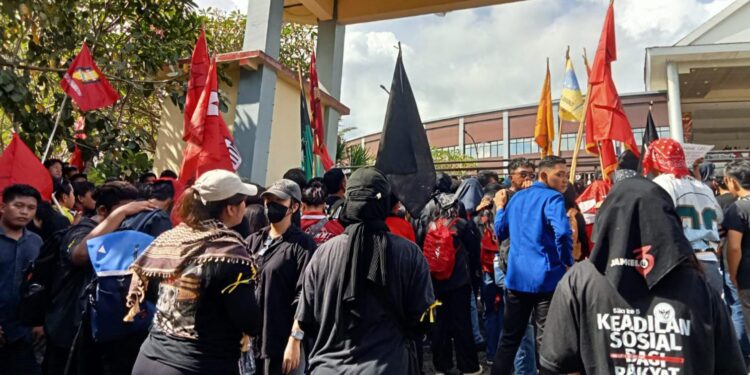 Situasi massa aksi di Gedung DPRD Provinsi Sulut. (foto: meikel/barta)