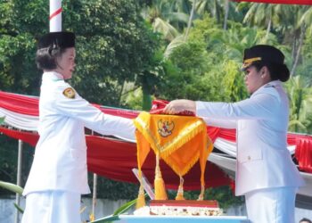 Bupati Kabupaten Kepulauan Sitaro Chintya Kalangit sebagai Inspektur Upacara peringatan Proklamasi 17 Agustus 2025. (foto: Humas Pemkab Sitaro)