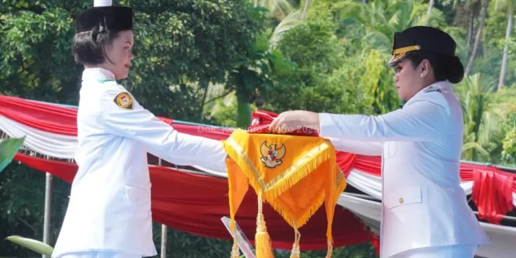 Bupati Kabupaten Kepulauan Sitaro Chintya Kalangit sebagai Inspektur Upacara peringatan Proklamasi 17 Agustus 2025. (foto: Humas Pemkab Sitaro)