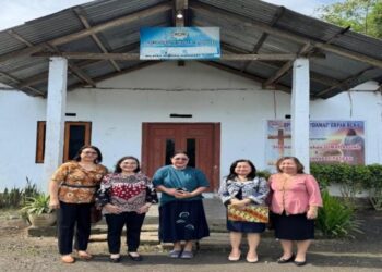 Tim pengabdian kepada masyarakat Polimdo dalam perbaikan Gerbang GMIM Damai Erpak Buha. (Foto: istimewa)