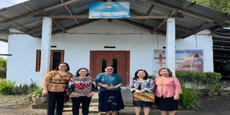 Tim pengabdian kepada masyarakat Polimdo dalam perbaikan Gerbang GMIM Damai Erpak Buha. (Foto: istimewa)