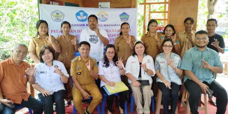 Foto bersama tim pengabdian kepada masyarakat Polimdo bersama Pemerintah Desa Darunu. (foto: istimewa)