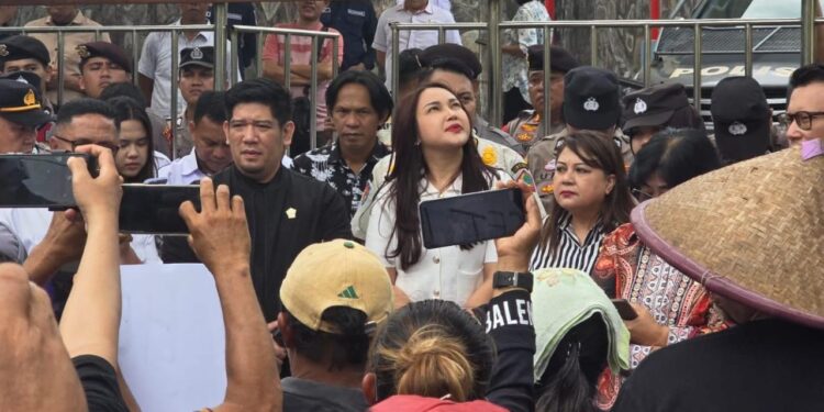 Anggota DPRD Sulut dari Fraksi PDI Perjuangan, Pricylia Elviera Rondo saat menerima massa aksi. (foto: meikel/barta)