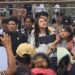 Anggota DPRD Sulut dari Fraksi PDI Perjuangan, Pricylia Elviera Rondo saat menerima massa aksi. (foto: meikel/barta)