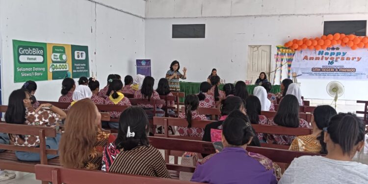 Anggota Komisi IV DPRD Sulawesi Utara, Prof. Dr. Julyeta Paulina Amelia Runtuwene, M.Si saat melakukan reses di SMKN 6 Manado. (foto: istimewa)