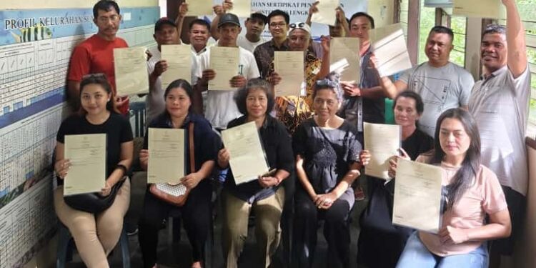 Giliran Kelurahan Sumompo, Kantor Pertanahan Manado Serahkan Sertipikat Tanah Program PTSL