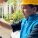 Petugas PLN saat melakukan pemasangan home charger di rumah pelanggan untuk memudahkan pengisian kendaraan listrik di rumah. (foto: Humas PLN)