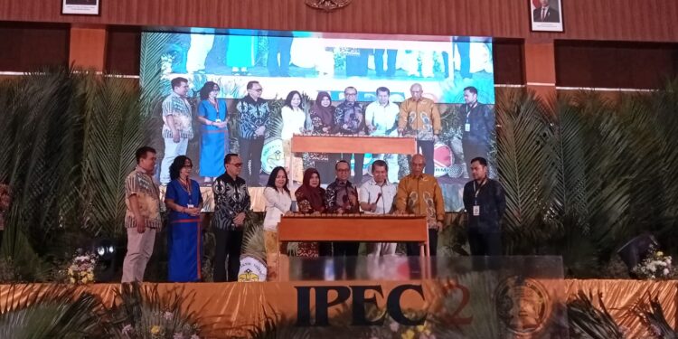 Para keterwakilan pimpinan Politeknik Se_ Indonesia pada agenda penutupan IPEC 2 tahun 2025 di Kampus Polimdo. (foto: meikel/barta).