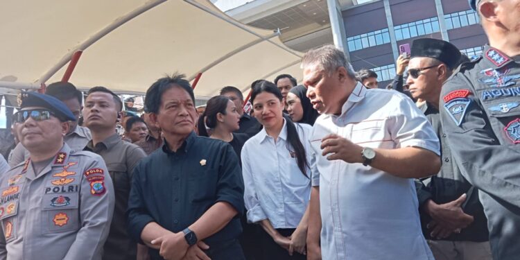 Pimpinan dan anggota DPRD Sulut saat menemui massa aksi. (foto: meikel/barta)
