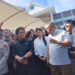 Pimpinan dan anggota DPRD Sulut saat menemui massa aksi. (foto: meikel/barta)