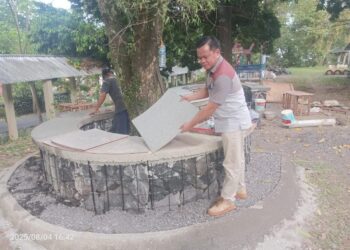 Ketua tim pelaksana, Dr. Ir. Herman Alfis Tumengkol, SST., MT saat memantau proses pembuatan fasilitas zona outdoor learning. (foto: istimewa)