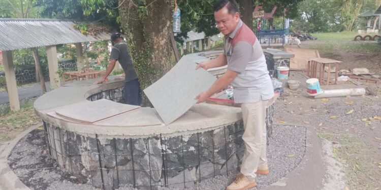 Ketua tim pelaksana, Dr. Ir. Herman Alfis Tumengkol, SST., MT saat memantau proses pembuatan fasilitas zona outdoor learning. (foto: istimewa)