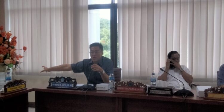 Wakil Ketua DPRD Sulut, Royke Anter, saat menyampaikan aspirasi masyarakat kepada BPN dan BWS. (foto: meikel/barta)
