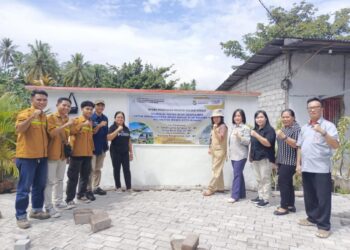 Tim pengabdian kepada masyarakat Polimdo setelah proses perbaikan jalan masuk sekolah SD Kristen Victory Manado. (foto istimewa)