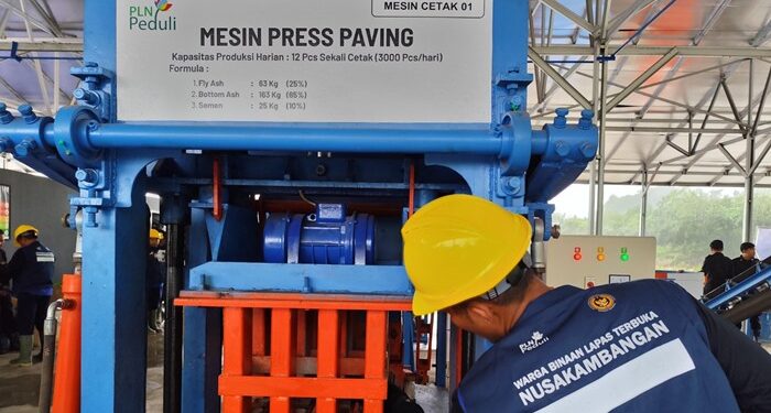 warga binaan Lapas Nusakambangan, Cilacap, Jawa Tengah, sedang melakukan pengolahan FABA menjadi material konstruksi berupa paving block. (foto: Humas PLN)