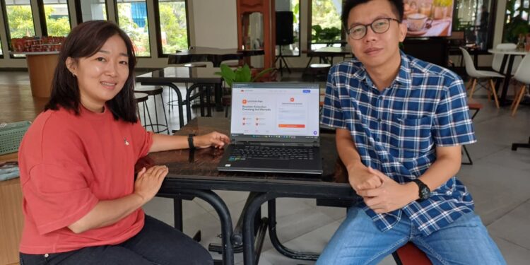 Tim BIMA Polimdo menyerahkan bantuan kepada pihak Perikanan dan Usaha Wanita Lyvia Nusa Boga. (foto: istimewa)