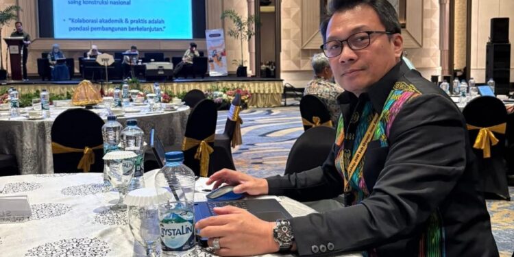 Ketua Jurusan Teknik Sipil Ir. Rio Pendekar Lonan, ST., MT saat menghadiri Workshop Pembinaan Jasa Konstruksi se-Sulawesi yang digelar di Hotel Claro, Makassar. (oto: istimewa)