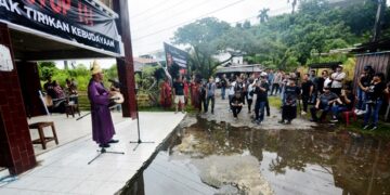 Suasana aksi “demontraksi” di Taman Budaya, Kamis (16/10/2025), menggugah pemerintah untuk kembali peduli pada keberlangsung kesenian dan kebudayaan daerah. (foto: Denny ‘Dentar’ Taroreh/GEMAS)