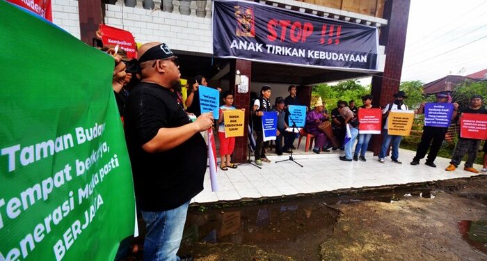 Aksi seniman dan budayawan di Taman Budaya Sulut, Kamis (16/10/2025) meminta perhatian pemerintah pada kondisi kesenian dan kebudayaan. (foto: Denny Taroreh/GEMAS)