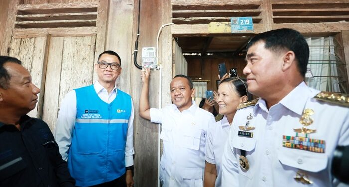 Bahlil Lahadalia bersama Yulius Selvanus, Tri Winarno dan Darmawan Prasodjo bersama warga penerima manfaat. (foto: Humas PLN)