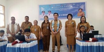 Foto: Bupati Kepulauan Sangihe, Michael Thungari, merilis token asesmen nasional Jenjang Sekolah Dasar (SD) di SD N 5 Manente, Kecamatan Tahuna, Senin (22/9/2025). (Dok. Istimewa)