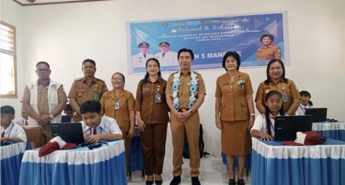 Foto: Bupati Kepulauan Sangihe, Michael Thungari, merilis token asesmen nasional Jenjang Sekolah Dasar (SD) di SD N 5 Manente, Kecamatan Tahuna, Senin (22/9/2025). (Dok. Istimewa)