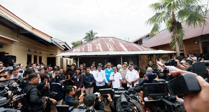 Dalam kesempatannya bersama media pada agenda yang sama, Menteri ESDM Bahlil Lahadalia merincikan realisasi program BPBL tahun 2024 mencapai 155.429 rumah tangga. (foto: Humas PLN)