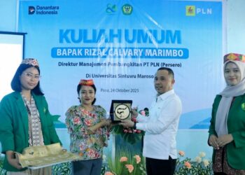 Direktur Manajemen Pembangkitan PT PLN (Persero), Rizal Calvary Marimbo memberikan cinderamata kepada PLT Rektor Unsimar, Dr. Novalita Fransisca Tungka, S.S., M.Pd. (foto: Humas PLN)