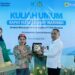 Direktur Manajemen Pembangkitan PT PLN (Persero), Rizal Calvary Marimbo memberikan cinderamata kepada PLT Rektor Unsimar, Dr. Novalita Fransisca Tungka, S.S., M.Pd. (foto: Humas PLN)