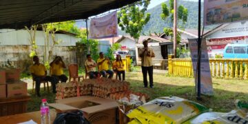 Foto: Ketua DPD II Golkar Sangihe, Jabes Ezar Gaghana menyampaikan sambutan dalam giat pasar murah di sekretariat Partai Golkar Sangihe. (Dok. Rendy/barta1).