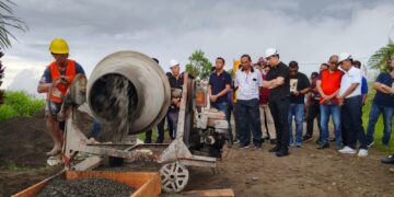 Foto: Bupati Kepulauan Sangihe Michael Thungari saat memantau persiapan proyek pembangunan ruas jalan Lenganeng dan Panenteng. (Dok. Rendy/barta1)