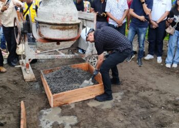 Foto: Bupati Kepulauan Sangihe Michael Thungari secara simbolis memulai pelaksanaan proyek pembangunan jalan Lenganeng dan Panenteng. (Dok. Rendy /barta1) 