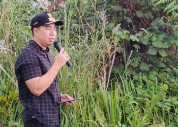 Foto: Bupati Kepulauan Sangihe Michael Thungari menyampaikan sambutan dalam acara peletakan batu pertama proyek jalan Lenganeng dan Panenteng. (Dok. Rendy/barta1) 