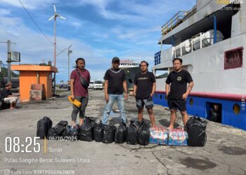 Foto: Unit Opsnal Satnarkoba bersama Polsek Tahuna saat mengamankan barang bukti di Pelabuhan Nusantara Tahuna. (Dok. Istimewa)