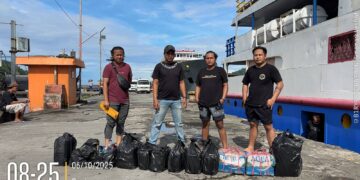 Foto: Unit Opsnal Satnarkoba bersama Polsek Tahuna saat mengamankan barang bukti di Pelabuhan Nusantara Tahuna. (Dok. Istimewa)