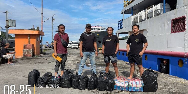 Foto: Unit Opsnal Satnarkoba bersama Polsek Tahuna saat mengamankan barang bukti di Pelabuhan Nusantara Tahuna. (Dok. Istimewa)