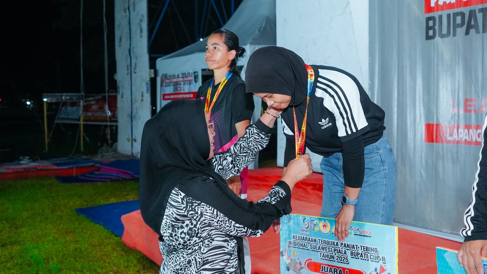 Anjeli Halim saat menerima penghargaan. (foto: istimewa)
