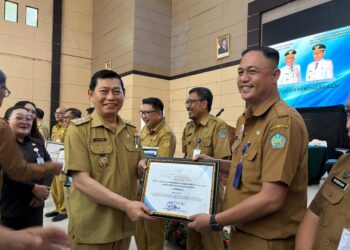 Foto: Plt. Kepala Dinas Dukcapil Sangihe, Davidson H. Djarang, mendapatkan penghargaan atas capaian kinerja tinggi, sesuai Keputusan Dirjen Dukcapil Kemendagri. Penghargaan diberikan oleh Wakil Gubernur Sulut, Johannes Viktor Mailangkay. (Dok. Istimewa)