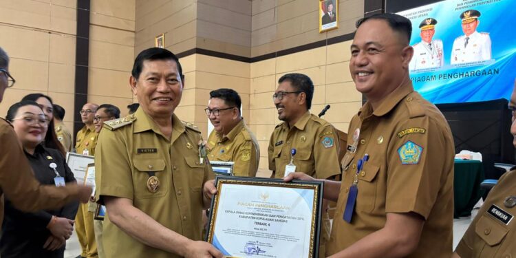 Foto: Plt. Kepala Dinas Dukcapil Sangihe, Davidson H. Djarang, mendapatkan penghargaan atas capaian kinerja tinggi, sesuai Keputusan Dirjen Dukcapil Kemendagri. Penghargaan diberikan oleh Wakil Gubernur Sulut, Johannes Viktor Mailangkay. (Dok. Istimewa)