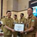 Foto: Plt. Kepala Dinas Dukcapil Sangihe, Davidson H. Djarang, mendapatkan penghargaan atas capaian kinerja tinggi, sesuai Keputusan Dirjen Dukcapil Kemendagri. Penghargaan diberikan oleh Wakil Gubernur Sulut, Johannes Viktor Mailangkay. (Dok. Istimewa)
