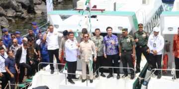 Foto: Badan Amil Zakat Nasional (BAZNAS) RI resmi menyerahkan kapal klinik ambulans laut kepada Pemerintah Kabupaten Kepulauan Sangihe dan Kabupaten Kepulauan Talaud. Seremoni berlangsung di Pelabuhan Marina Bay, Manado, Kamis (23/10/2025). (Dok. Istimewa)